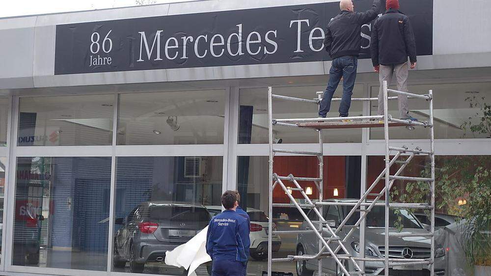 Gestern wurden in Villach die Mercedes-Logos überklebt