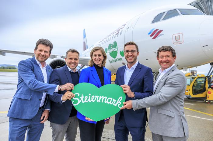 Stefan Beveridge (Eurowings Europe), Wolfgang Grimus (Flughafen Graz), Landesrätin Barbara Eibinger-Miedl, Michael Feiertag (Steiermark Tourismus) und Jürgen Löschnig (Flughafen Graz) vor dem „Herz-Flugzeug“