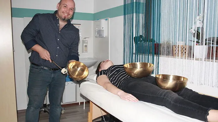 Als Ergänzung bietet Klaus Smeritschnig auch Behandlungen mit Klangschalen an (am Bild mit seiner Tochter Carina)