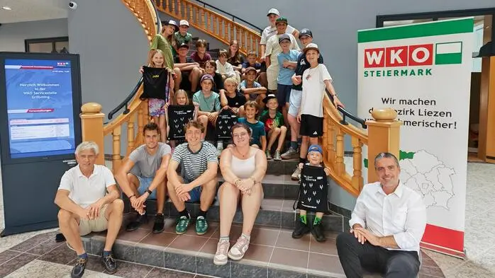 Die Teilnehmerinnen und Teilnehmer mit WKO-Regionalstellenobmann Egon Hierzegger und Geschäftsführer Christian Hollinger