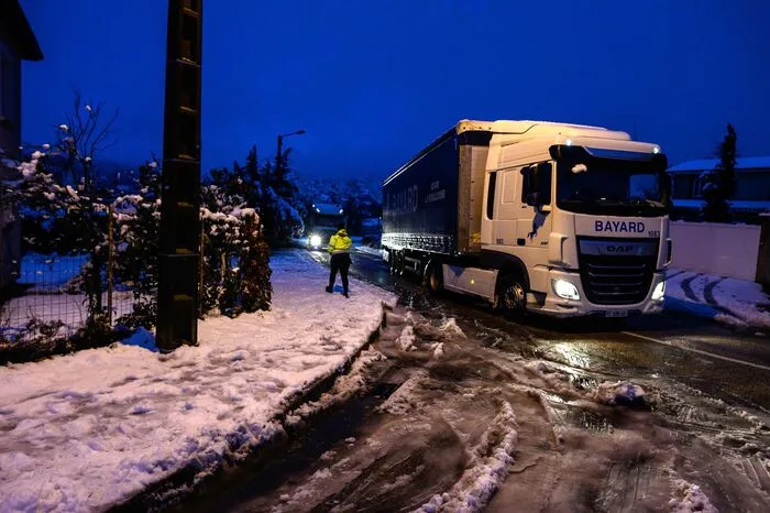 Die Behörden riefen Anrainer auf, das Auto stehen zu lassen und erließen Beschränkungen für den Lkw-Verkehr. Außerdem wurden zahlreiche Straßen gesperrt.