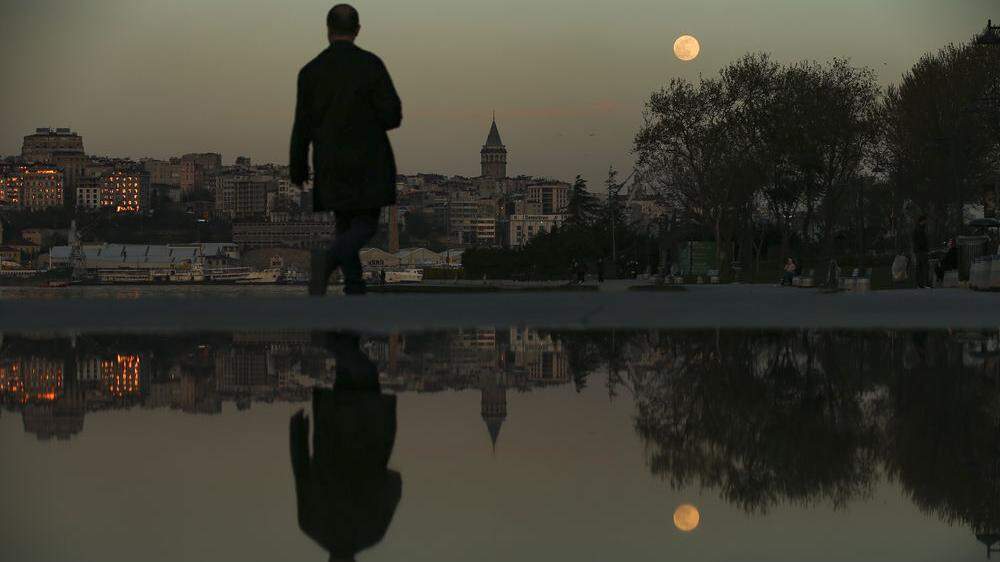Land im Lockdown: Die Nacht legt sich über die ausgestorben wirkende Millionenmetropole Istanbul