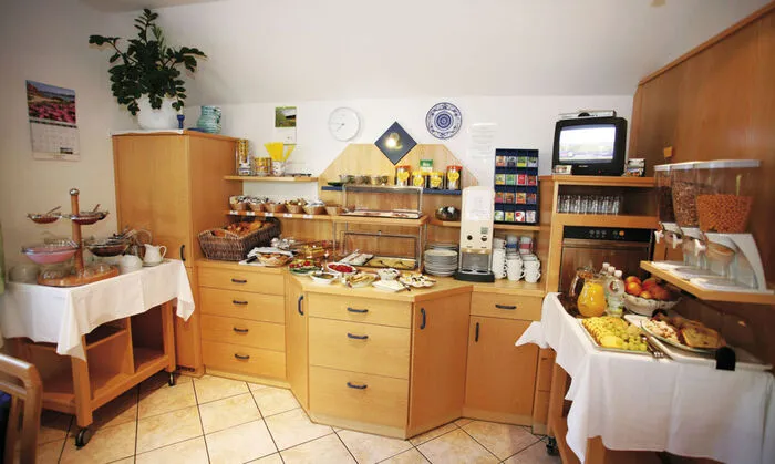 Der Morgen beginnt mit einem reichhaltigen Frühstück