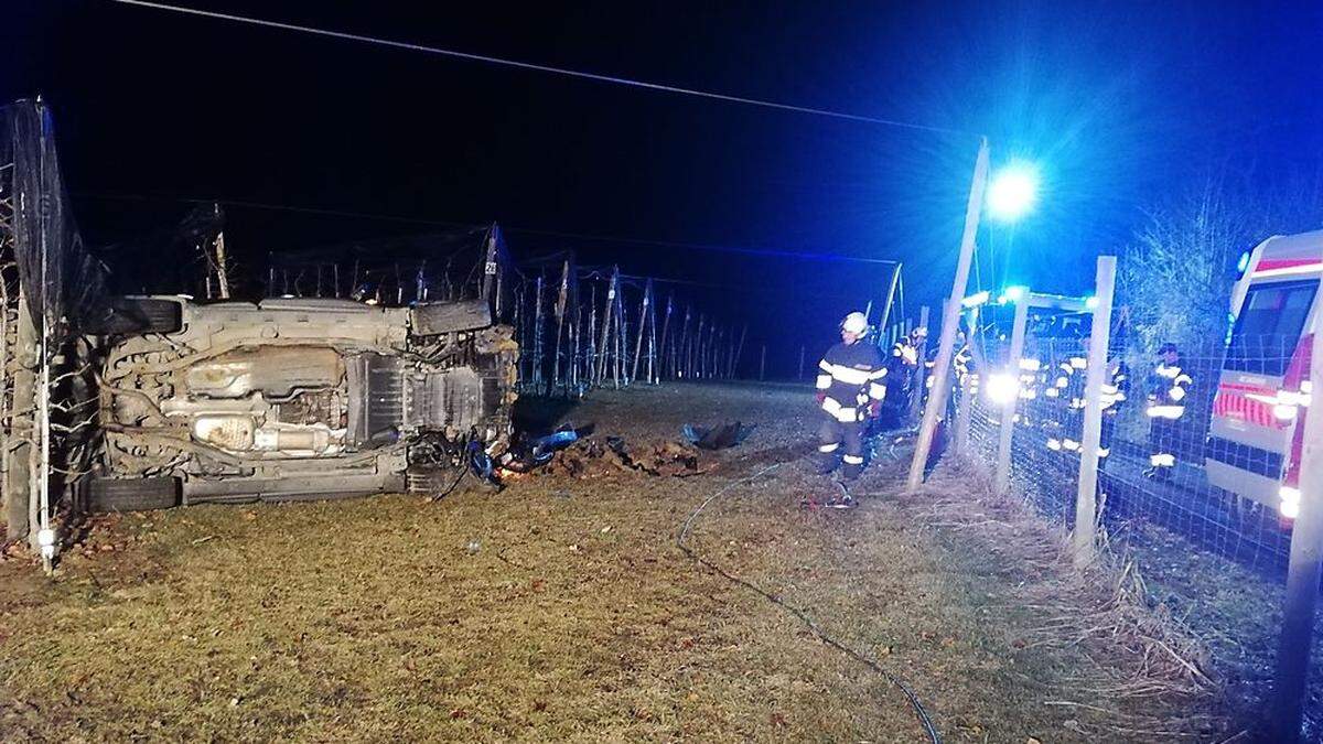 Das Fahrzeug kam in einer Obstanlage zu Stillstand