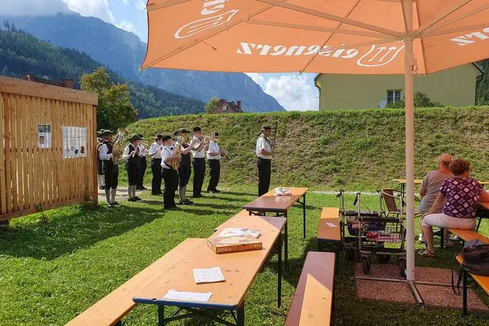 Die Planung der Veranstaltung befand sich – mit etwas Unterstützung von Erwachsenen – in den Händen der jungen Gemeinderäte. „Es wäre cool, wenn die Bergmusik bei unserem Fest spielen würde“, meinten die Kinder in einer Vorbereitungssitzung. Zum offiziellen Start des Spieletages bezog somit eine Abordnung der Bergmusik- und Stadtmusikkapelle Eisenerz Aufstellung. 