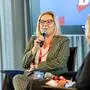 Politikwissenschafterin Kathrin Stainer-Hämmerle bei einer Diskussionsveranstaltung der Kleinen Zeitung; sitzend, mit einem Mikrofon in der Hand