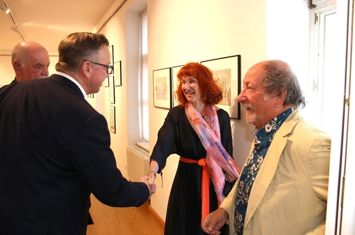 Willy Honauer, langjähriger Chefmaskenbildner der Vereinigten Bühnen Wien und seit Jahrzehnten Freund des Künstlers, würdigte in sehr persönlichen Worten das Gesamtkunstwerk Nicolaus Trnka Strasnitzky.  