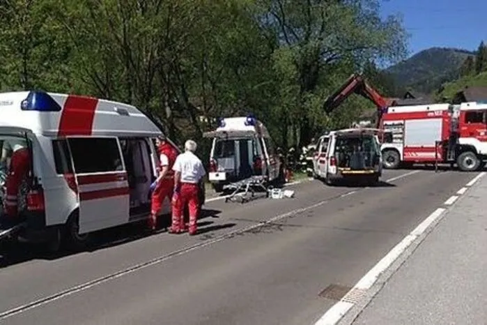 Ein Ehepaar kam Donnerstagvormittag mit dem Pkw von der L 111 ab und stürzte in die Laming. Dabei wurden beide Personen verletzt. Mehr dazu.  
