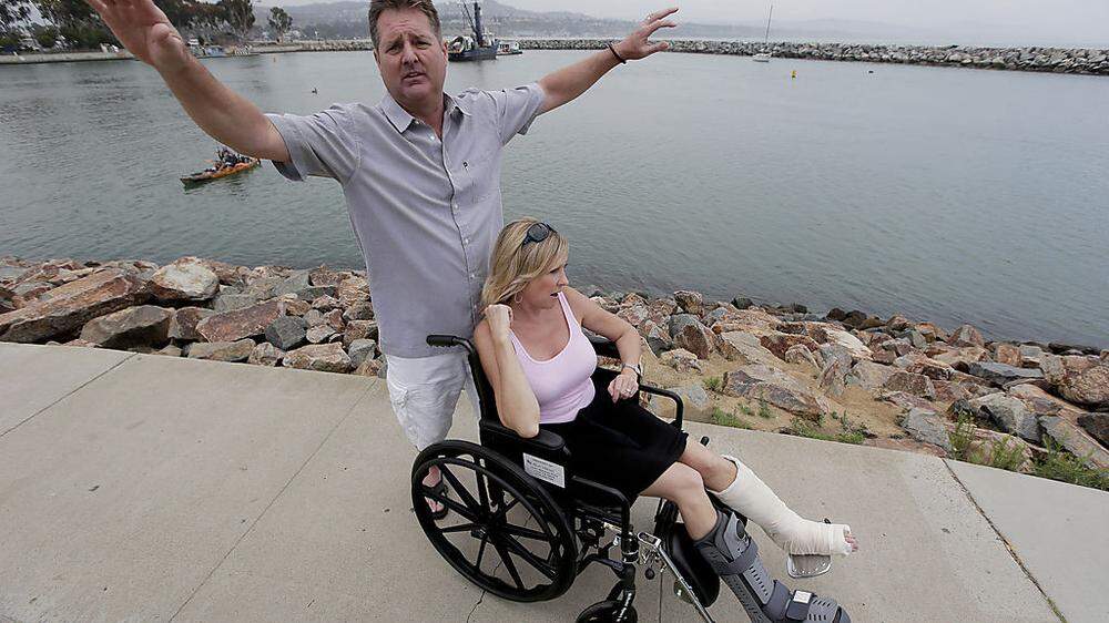 Dirk Frickman beschreibt, wie ein Delfin auf sein Boot gesprungen ist, seine Frau Chrissie brach sich beide Knöchel
