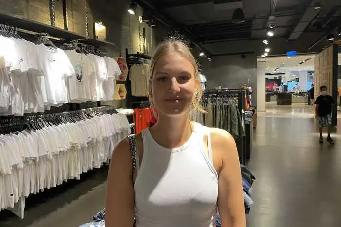 Ich finde es komisch nach so langer Zeit wieder Menschen ohne Masken in den Geschäften zu sehen. Es sind mittlerweile schon viele Menschen geimpft. Deshalb ist es schon in Ordnung keine Maske zu tragen, wenn nicht allzu viele Leute dort sind, ansonsten finde ich es aber besser mit Maske einzukaufen. Ich finde es auf jeden Fall gut, dass die MNS-Pflicht in Lebensmittelgeschäften bleibt, weil dort immer viel los ist.