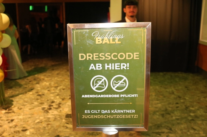 Bereits beim Eingang wurde die vorgeschriebene Abendgarderobe streng kontrolliert.
