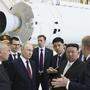 Wladimir Putin und Kim Jong-un (3. v. r.) nahmen bei einem Treffen im September die Montage einer Trägerrakete unter die Lupe