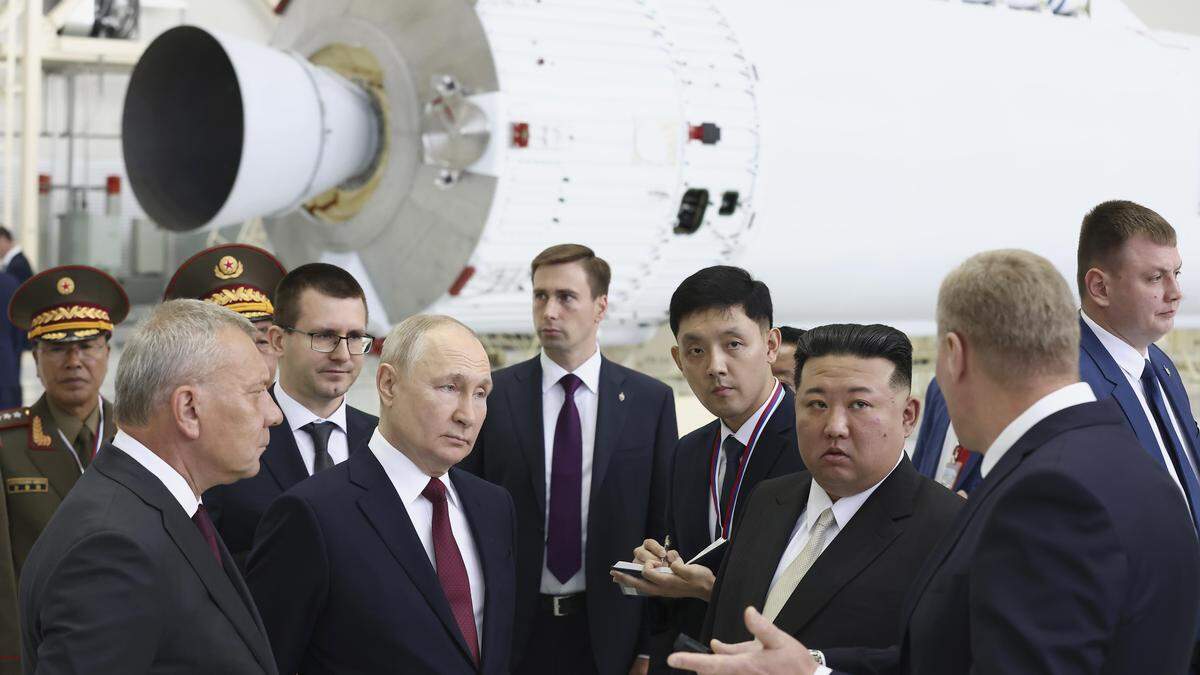 Wladimir Putin und Kim Jong-un (3. v. r.) nahmen bei einem Treffen im September die Montage einer Trägerrakete unter die Lupe