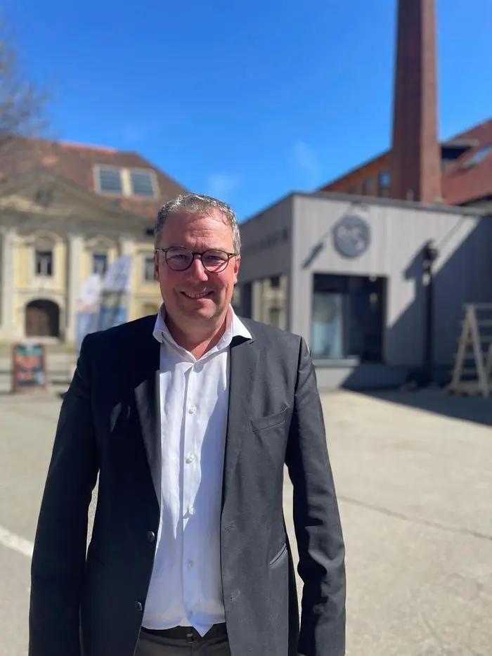 Bernd Lippacher, Ökosolar, vor neuem Firmengebäude in Eppenstein