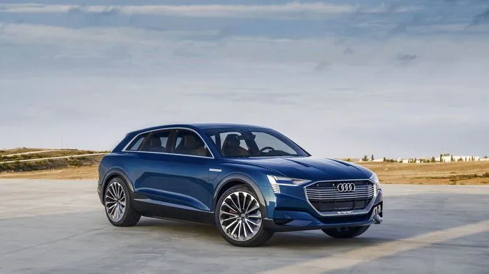 Nach Plug-in-Hybrid-Varianten von A3 bis hin zu Q7 folgt nun endlich der lang ersehnte große Schritt für die Ingolstädter: das erste vollelektrische Modell, und es heißt – richtig, E-tron. Lange schon wurde er angekündigt, aber die Eckdaten klingen schon einmal vielversprechend.