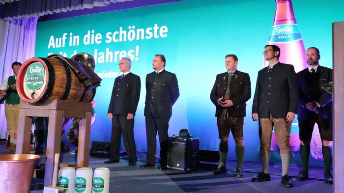 Die Brauerei Göss lud Freitagabend im Gösser Bräu in Leoben zum traditionellen Bockbieranstich. In Anwesenheit von Brau Union-Vorstandsvorsitzenden Klaus Schörghofer und der beiden Braumeister Andreas Werner und Markus Baumann wurde Bürgermeister Kurt Wallner zum offiziellen Gösser Bierbotschafter ernannt.