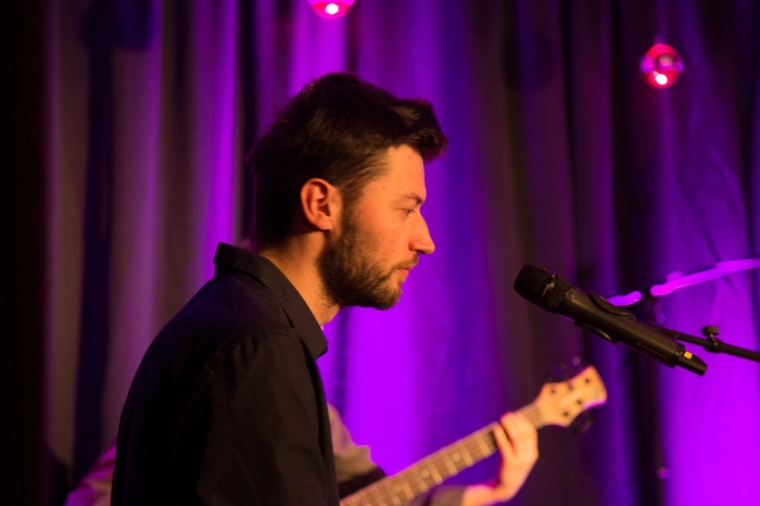 Dabei wurden sie einmal mehr von der hervorragenden slowenischen Band mit Urban Grabenšek (Piano), Janez Moder (Bass) und Žiga Šercer (Schlagzeug) begleitet.