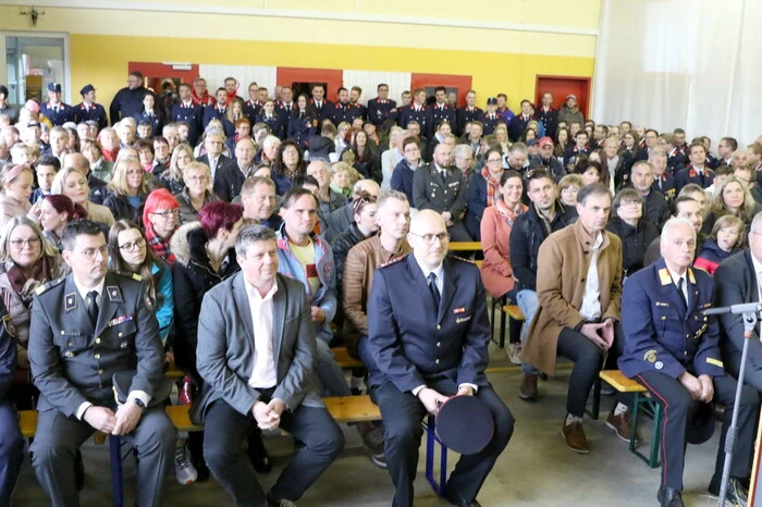 Weiters gesichtet wurden unter anderen Primarius Helmut Kloss, die Feuerwehrärzte Michael Obmann und Christof Wutte, Dechant Lawrence Pinto, Feuerwehrkuratin Renate Moshammer, Reifenprofi Alfred Tobernig sowie Alt-Bürgermeister Manfred Mitterdorfer. 