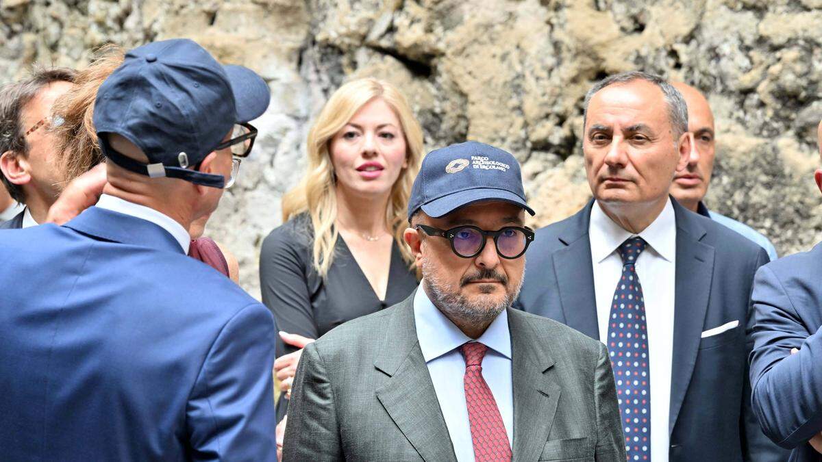 Kulturminister Gennaro Sangiuliano (mit Kappe), im Hintergrund Maria Rosaria Boccia