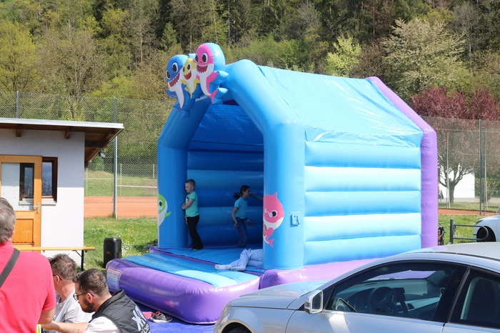 Für die jüngsten Besucher gab es eine Hüfburg.