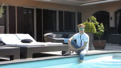 Lucas Auer verbringt seine freie Zeit gern am Pool