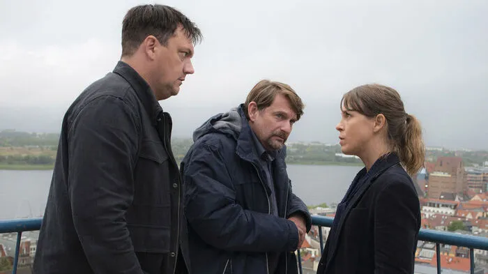 König (Anneke Kim Sarnau) und Bukow (Charly Hübner) mit dem Verdächtigem Guido Wachs (Peter Trabner).