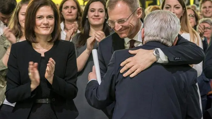 In Linz hat am Samstag der erste Teil der Hofübergabe von Josef Pühringer an Thomas Stelzer begonnen. Beim Landesparteitag wird Stelzer die Führung der Landes-ÖVP übernehmen. Als Landeshauptmann wird er erst am Donnerstag angelobt. An Pathos mangelte es nicht: Landesgeschäftsführer Wolfgang Hattmannsdorfer bedankte sich bei den Gästen, "dass wir gemeinsam Geschichte schreiben".