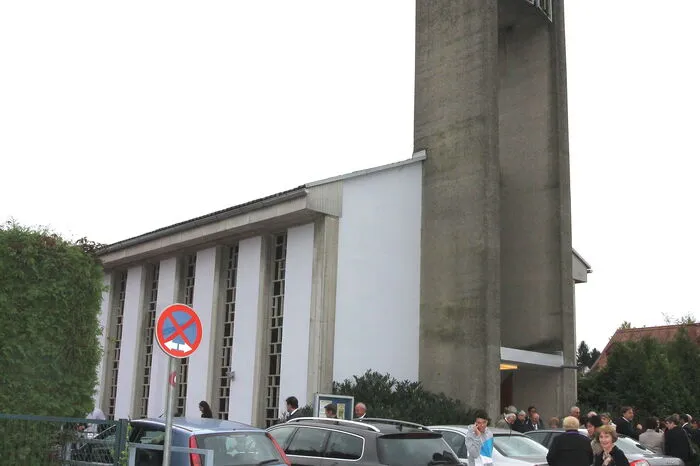 Der Kirchturm mit der Senderanlage, die mit der Sanierung verbaut wurde.