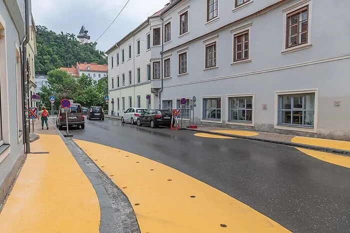 Um dennoch auf die Begegnungszone hinzuweisen, wurden und werden große gelbe Farbtupfer angebracht.