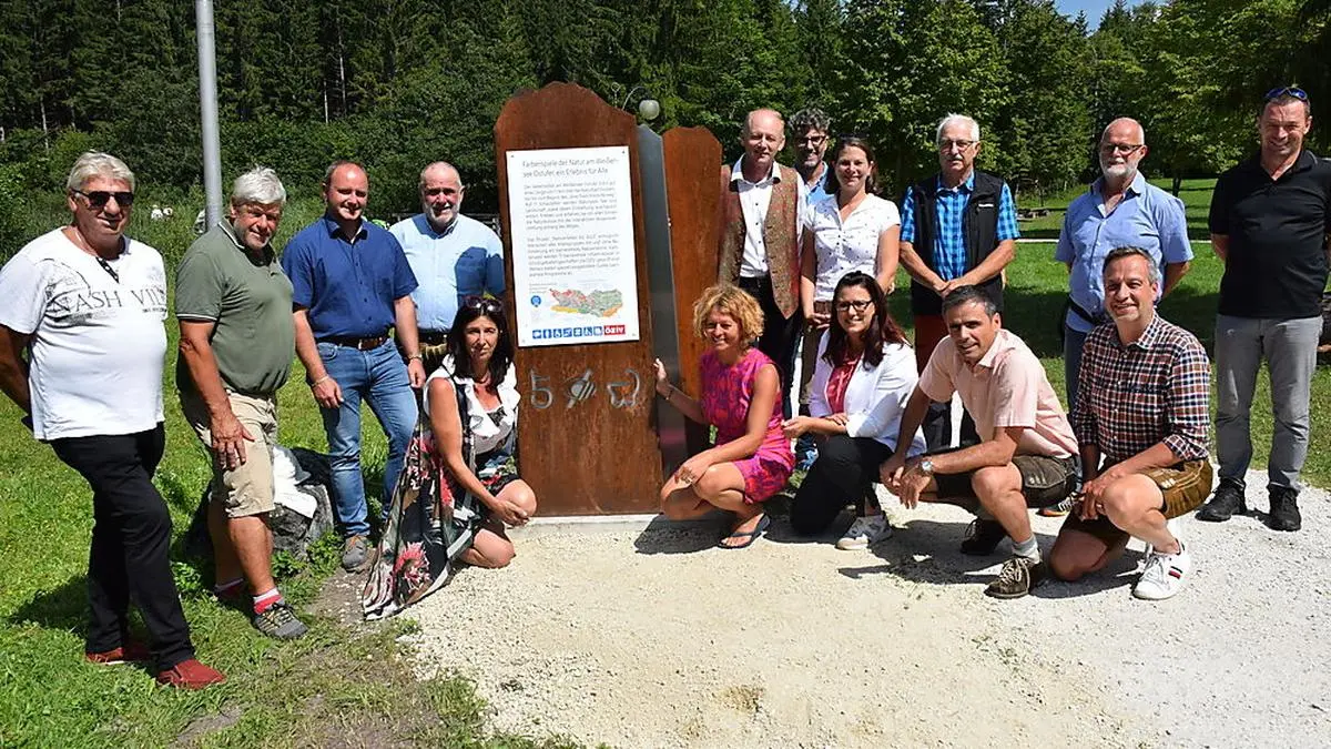 Eröffnung des barrierefreien Seelehrpfades Weißensee Ostufer mit Landesrätin Sara Schaar (3. v. r. hockend), Vertretern des Vereins Naturpark Weißensee und Helfern