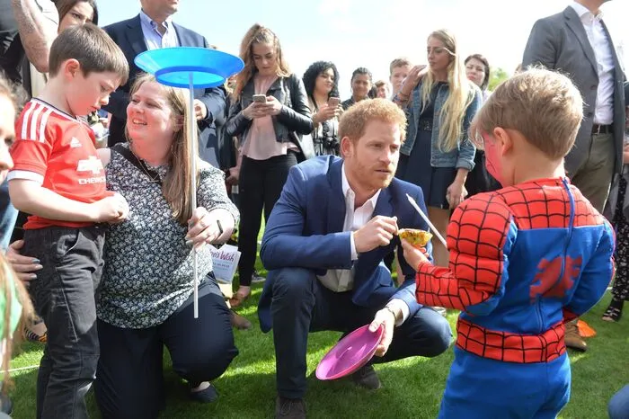 Breakdance, Wasserspiele und jede Menge Eis essen: Prinz William, seine Frau Kate und sein Bruder Prinz Harry haben sich am Samstag im Buckingham-Palast bei einer großen Gartenparty unter die mehr als 800 eingeladenen Kinder gemischt.