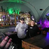 Alf Alfede mit Tochter Laura hinter dem Tresen im „Pandemic Pub & Cafe“