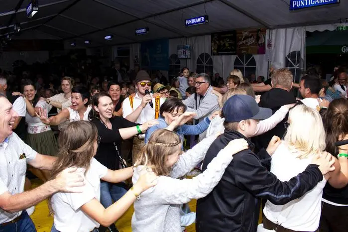 Am Festtag selbst wurde man von rund 60 freiwilligen Helfern aus dem Freunde-, Familien- und Bekanntenkreis unterstützt. 
