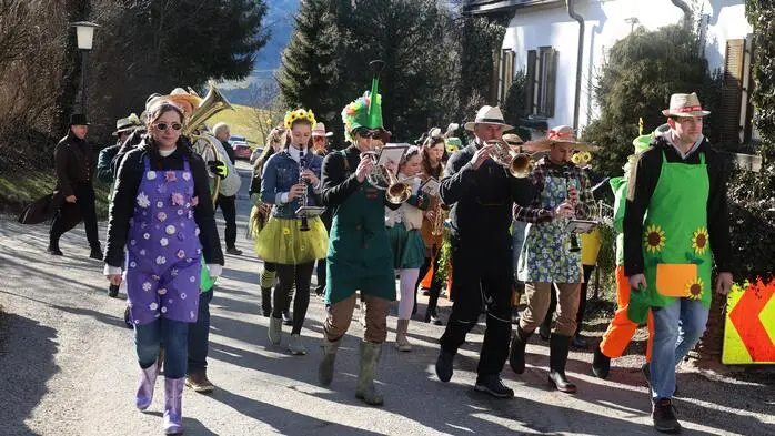 Bunter Faschingsumzug in Schiefling. Klicken Sie sich durch die Bilder!