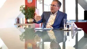 Ein Mann während einer Diskussion. Seine Haltung zeigt Verteidigung. | Martin Kulmer bezieht Stellung zur St. Veiter Feuerwehr