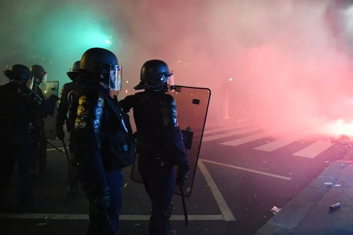 In Paris und anderen Städten kam es zu Ausschreitungen.