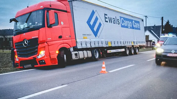 Der Lkw steckte im Bankett fest