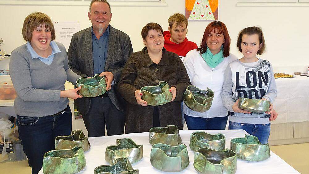 Isa, Egon Straszer, Astrid, Florian, Margit Ropatsch und Ines freuen sich über die gelungene Keramik-Edition