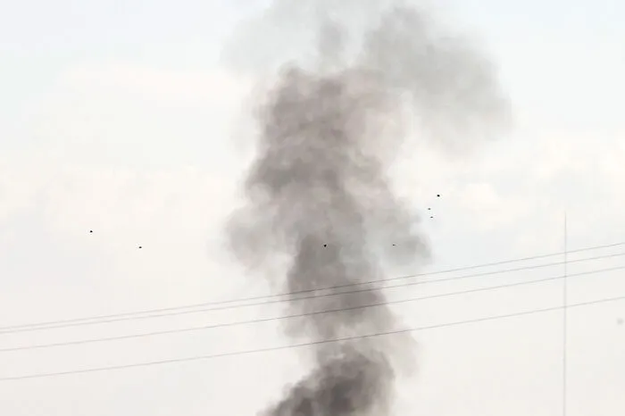 Der "Clarion-Ledger" veröffentlichte auf seiner Website Bilder von der Absturzstelle, an der dichter schwarzer Rauch aufstieg. Das Flugzeug stürzte demnach am Montagnachmittag (Ortszeit) im Nordwesten von Mississippi zwischen den Verwaltungsbezirken Sunflower und Leflore in ein Sojabohnenfeld.
