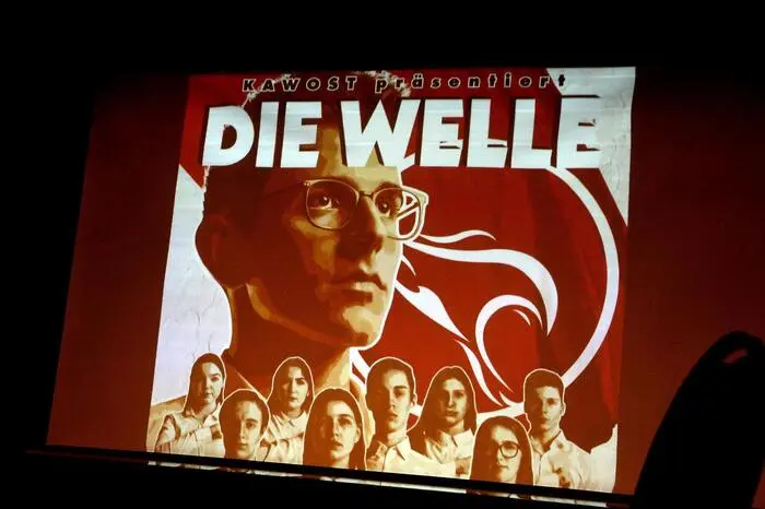 Der Inhalt dieses Stücks basiert auf einer wahren Begebenheit, auf einem Sozialexperiment aus den USA, mit dem ein Lehrer seine Schüler vor der Anziehungskraft faschistischer Bewegungen warnen wollte.