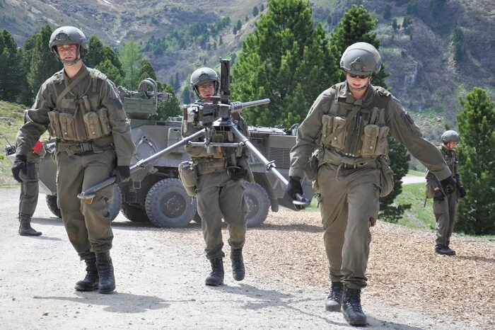 Nach dem Zielaufbau und einem Handgranatenwerfen werden Übungen sowohl mit dem Sturm- und dem (überschweren) Maschinengewehr als auch erstmals mit dem Panzerabwehrrohr im scharfen Schuss durchgeführt.