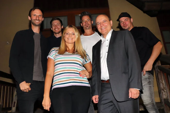 Melanie Payer mit dem Musikmanager Josef Trojer und ihrer Band mit Musikern aus Tirol mit Mike Oberhauser (Bass), Michi Hosp (Keyboard), Thomas Prew (Drums) und Thomas Tolldy (Gitarre).