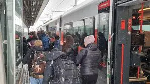 Ein Zug aus dem viele junge Menschen aussteigen | Die Fahrt in die Schule ist für viele Oberkärntner Schüler seit Inbetriebnahme der Koralmbahn ein Problem geworden 