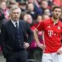 Ein Bild aus dem Jahr 2017: Der damalige Bayern-München-Trainer Carlo Ancelotti wechselt Mittelfeld-Strategen Xabi Alonso ein