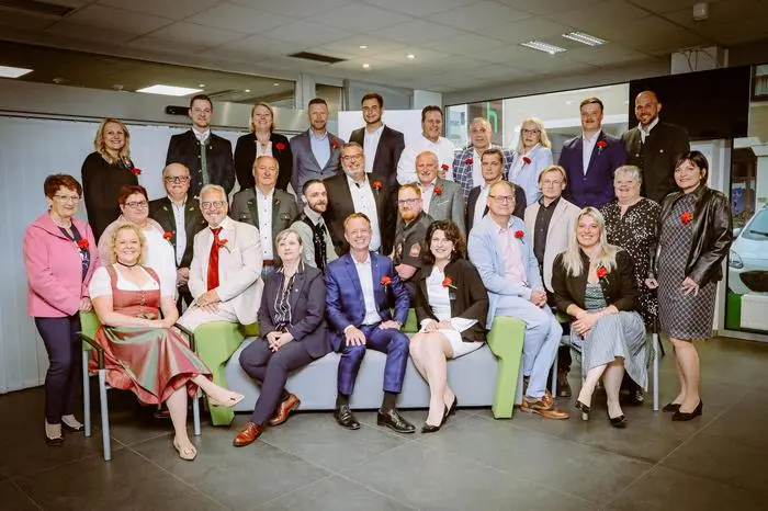 Mario Abl (sitzend, 4.v.l.) konnte mit der SPÖ bei der Gemeinderatswahl Gewinne erzielen, wie auch die FPÖ mit Monika Puntigam