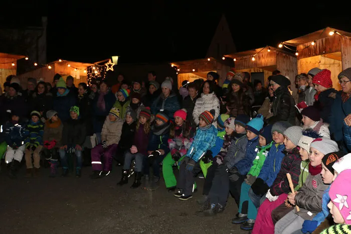 Mit einem Bläsertrio der Volksschule, Gedichten, Liedern und Blockflötenklängen unterhielten die Kinder der Volksschule und des Pfarrkindergartens ihre Mitschüler, Eltern und Großeltern.