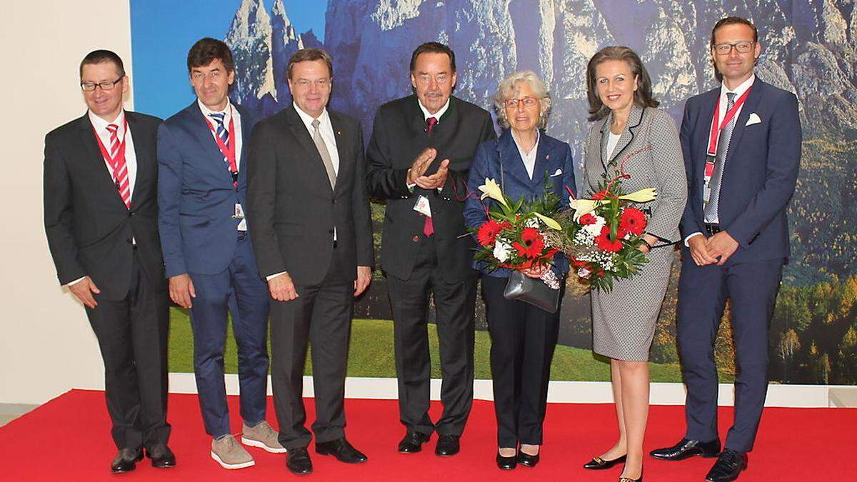 Ulrich Zuenelli, Andreas Loacker, Landeshauptmann Günther Platter, Armin Loacker, Christine Zuenelli-Loacker, Landesrätin Patrizia Zoller-Frischauf und Martin Loacker 