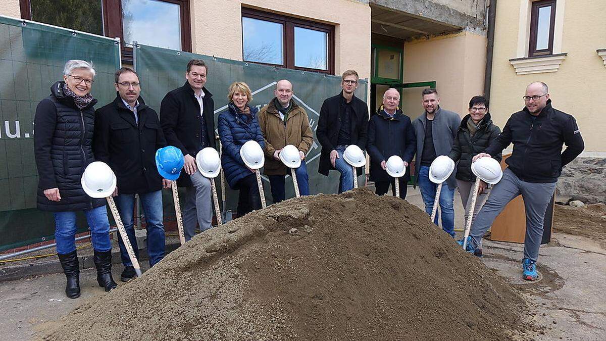 Bürgermeister Bruno Aschenbrenner und Vize Peter Ring (5. und 7. von links) mit Amtsleiterin Helga Puster und GR Alfred Prutti (v. l.) sowie Vertretern von Firmen