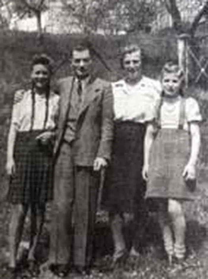 1932 übersiedelte Maria Peskoller mit ihrem Mann Josef aus beruflichen Gründen von Lienz nach Villach. Zwei Jahre später begann für die Familie eine Phase der Verfolgung, Repression und Illegalität