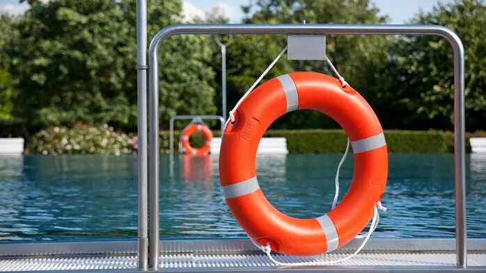 Ein Rettungsring vor einem Schwimmbecken